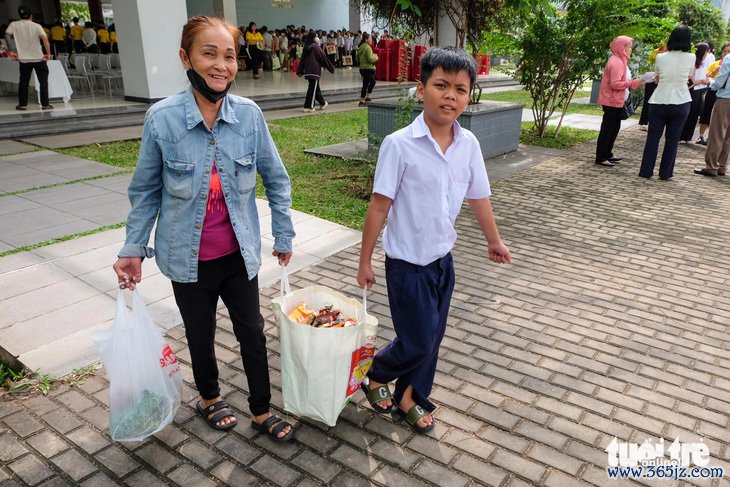 400 người khó khăn ở Phú Nhuận， Bình Thạnh， Gò Vấp nhận quà Tết tại Học viện Cán bộ TP.HCM - Ảnh 1.