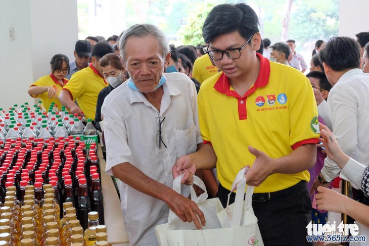 400 người khó khăn ở Phú Nhuận， Bình Thạnh， Gò Vấp nhận quà Tết tại Học viện Cán bộ TP.HCM - Ảnh 2.