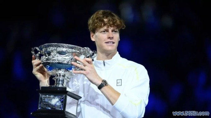 Sinner nâng cup vô địch Australia Mở rộng 2025， trên sân Rod Laver， Melbourne hôm 26/1. Ảnh: Reuters