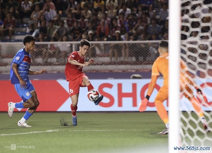 Tiền vệ U22 Khuất Văn Khang (áo đỏ) thi đấu trong trận Việt Nam hòa Philippines 1-1 ở vòng bảng ASEAN Cup 2024. Ảnh: Hiếu Lương