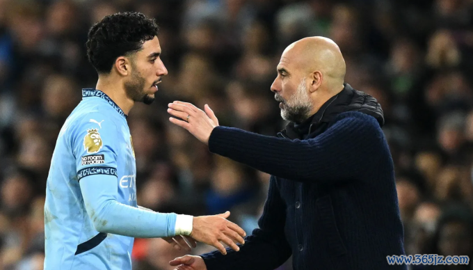 HLV Pep Guardiola bắt tay tiền đạo Omar Marmoush. Ảnh: Premier League