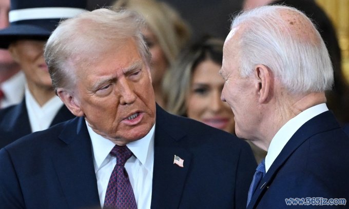 Tổng thông Donald Trump và người tiền nhiệm Joe Biden trong lễ nhậm chức ở Washington hôm 20/1. Ảnh: Reuters