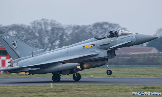 Tiêm kích Eurofighter Typhoon hạ cánh xuống căn cứ Coningsby hôm 23/1. Ảnh: BBC