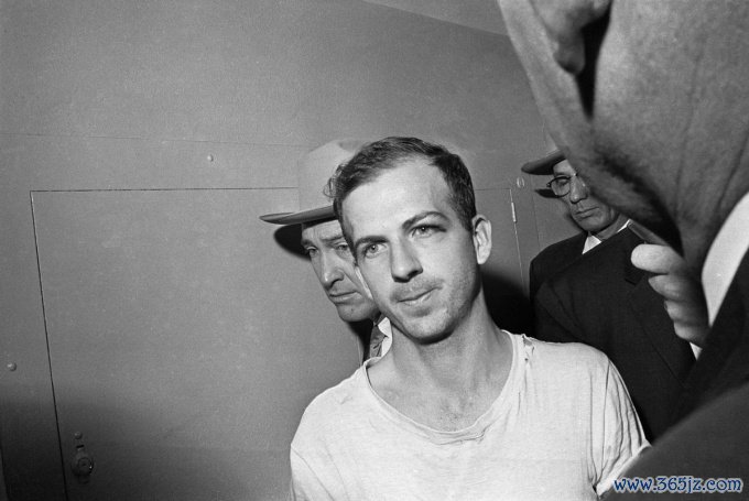 Lee Harvey Oswald bị cảnh sát bắt vào ngày 23/11/1963， một ngày sau vụ ám sát tổng thống John F. Kennedy. Ảnh: AP