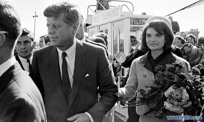 Tổng thống John F. Kennedy và đệ nhất phu nhân Jacqueline được đám đông chào đón khi họ đến sân vận động Dallas Love Field ngày 22/11/1963. Ảnh: AP