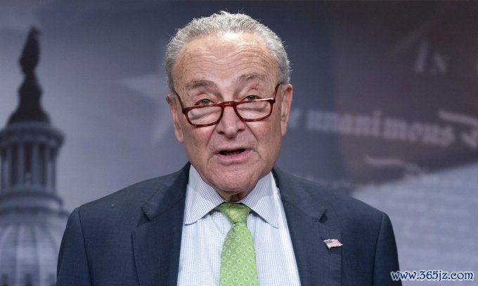 Lãnh đạo phe Dân chủ tại Thượng viện Chuck Schumer tại Đồi Capitol hôm 22/1. Ảnh: AP