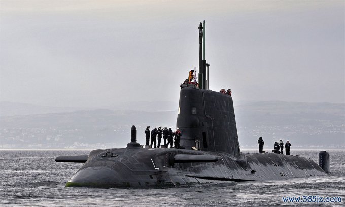 Tàu ngầm hạt nhân HMS Astute tại căn cứ Clyde， Anh tháng 3/2012. Ảnh: BQP Anh